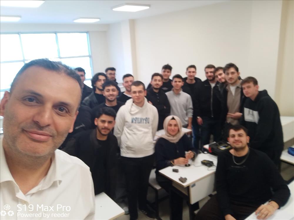 Uygulamalı Eğitim Devam Ediyor: Malzeme Muayene Yöntemleri Dersinde Laboratuvar Uygulaması