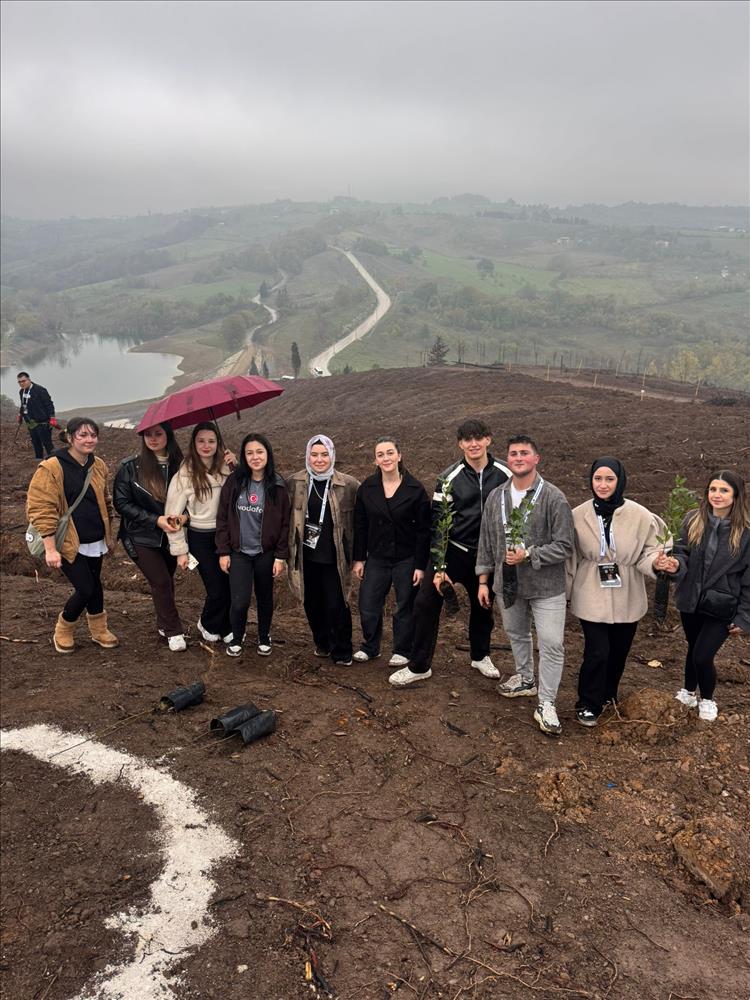 Altınova Meslek Yüksekokulu ve Beşiktaşlılar Öğrenci Kulübümüzden "Aydınlık Bir Gelecek İçin” Projesiyle Yalakdere İlkokulu’na Kütüphane Desteği